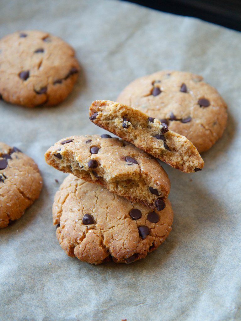 Cookies au beurre de cacahuètes et aux pépites de chocolat noir (et sucre blond) - vegan et sans gluten (farines de pois chiche et riz)