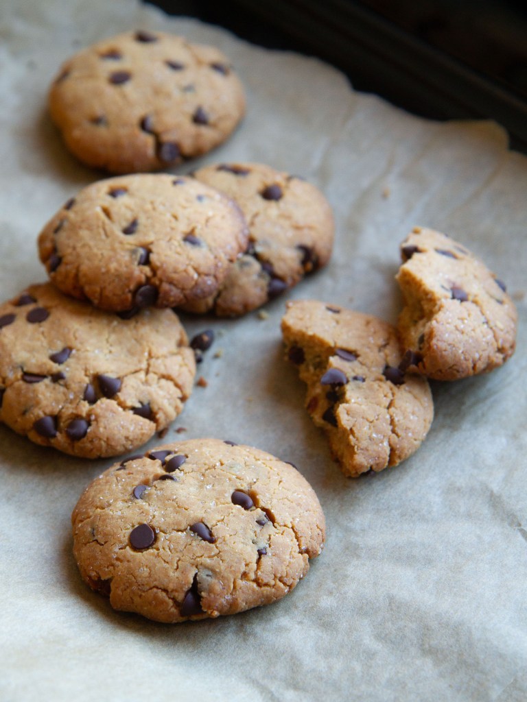 Cookies au beurre de cacahuètes et aux pépites de chocolat noir (et sucre blond) - vegan et sans gluten (farines de pois chiche et riz)