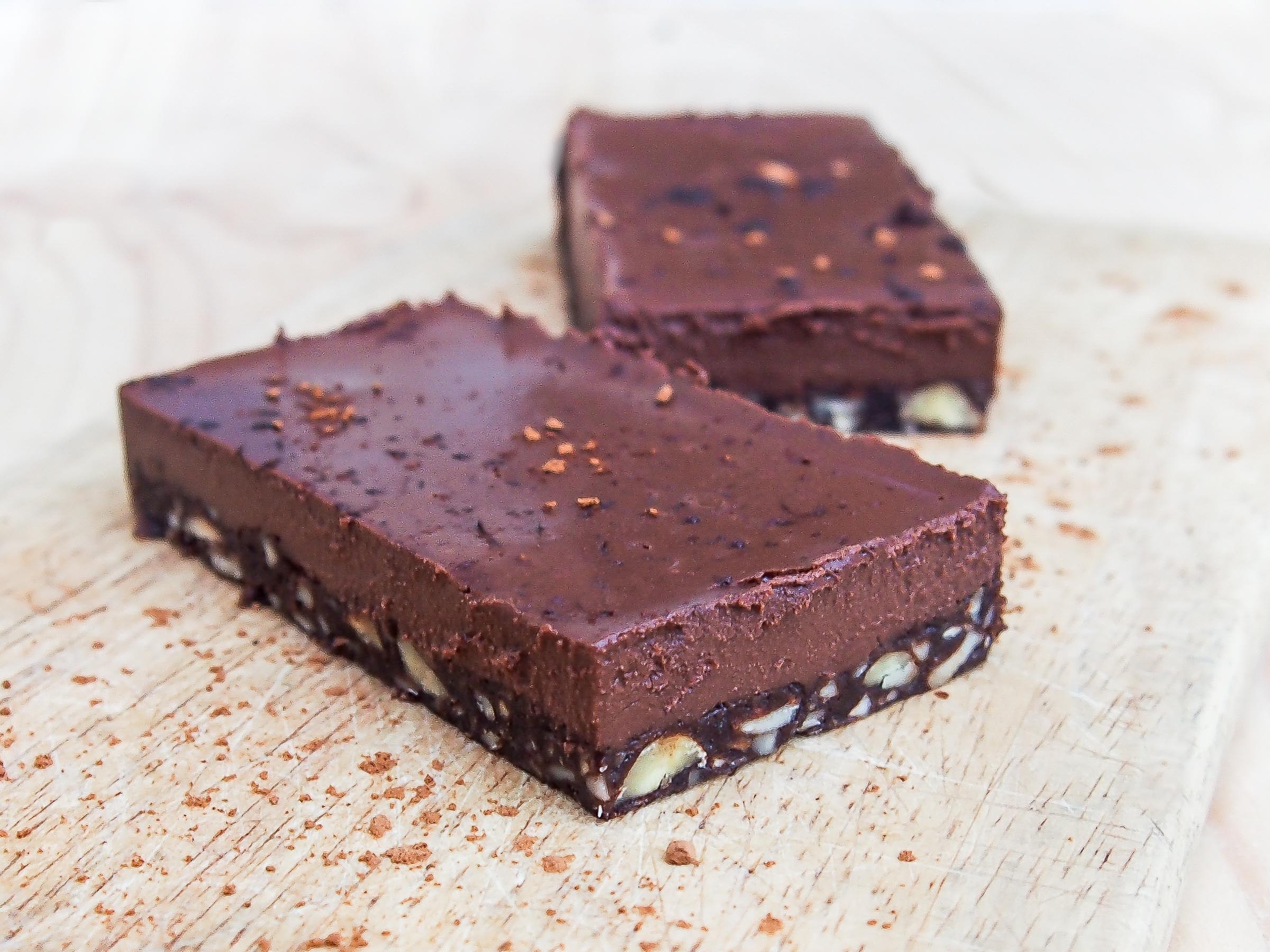 Entremet chocolat-caroube : ganache végétale au chocolat, base crue aux dattes amandes et graines (vegan, sans gluten)