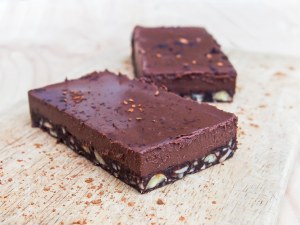 Entremet chocolat-caroube : ganache végétale au chocolat, base crue aux dattes amandes et graines (vegan, sans gluten)