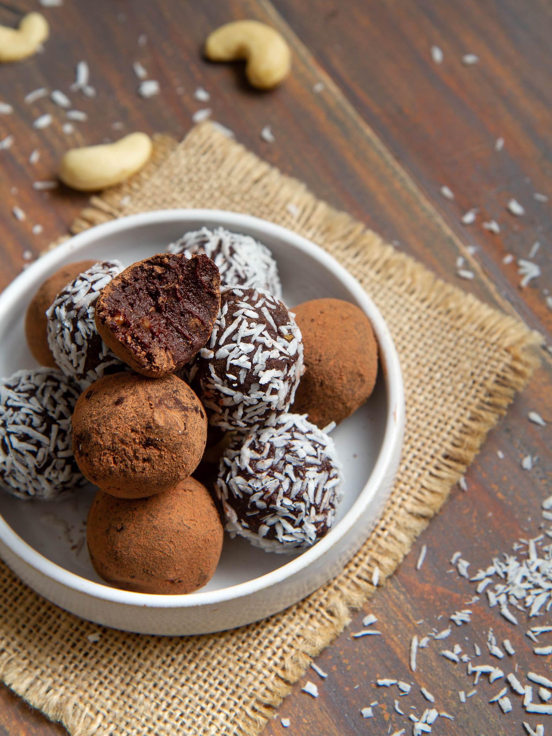 Truffes au cacao cru et noix de cajou (vegan, sans gluten, sans sucre raffiné)