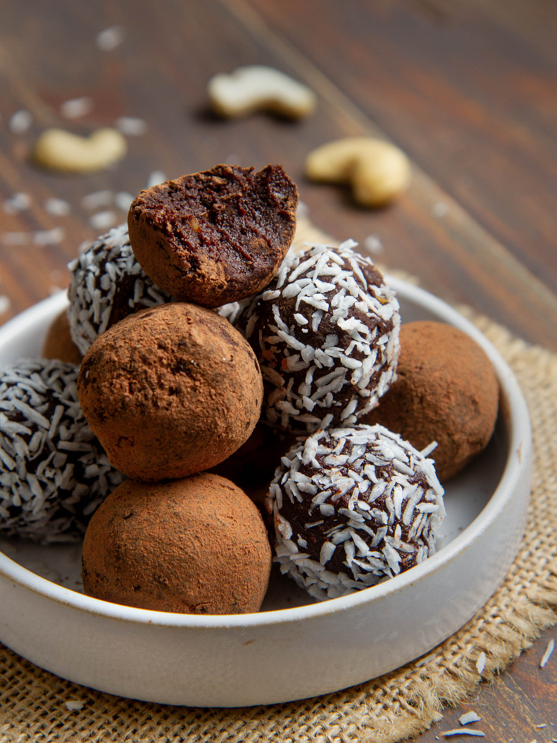 Truffes au cacao cru et noix de cajou (vegan, sans gluten, sans sucre raffiné)