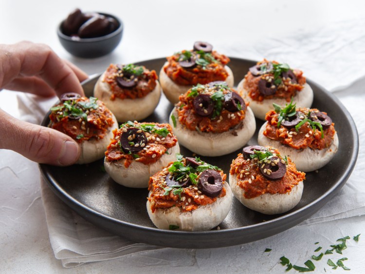 Champignons de Paris garnis à la crème de tomate et aux olives Kalamata (vegan, sans gluten)