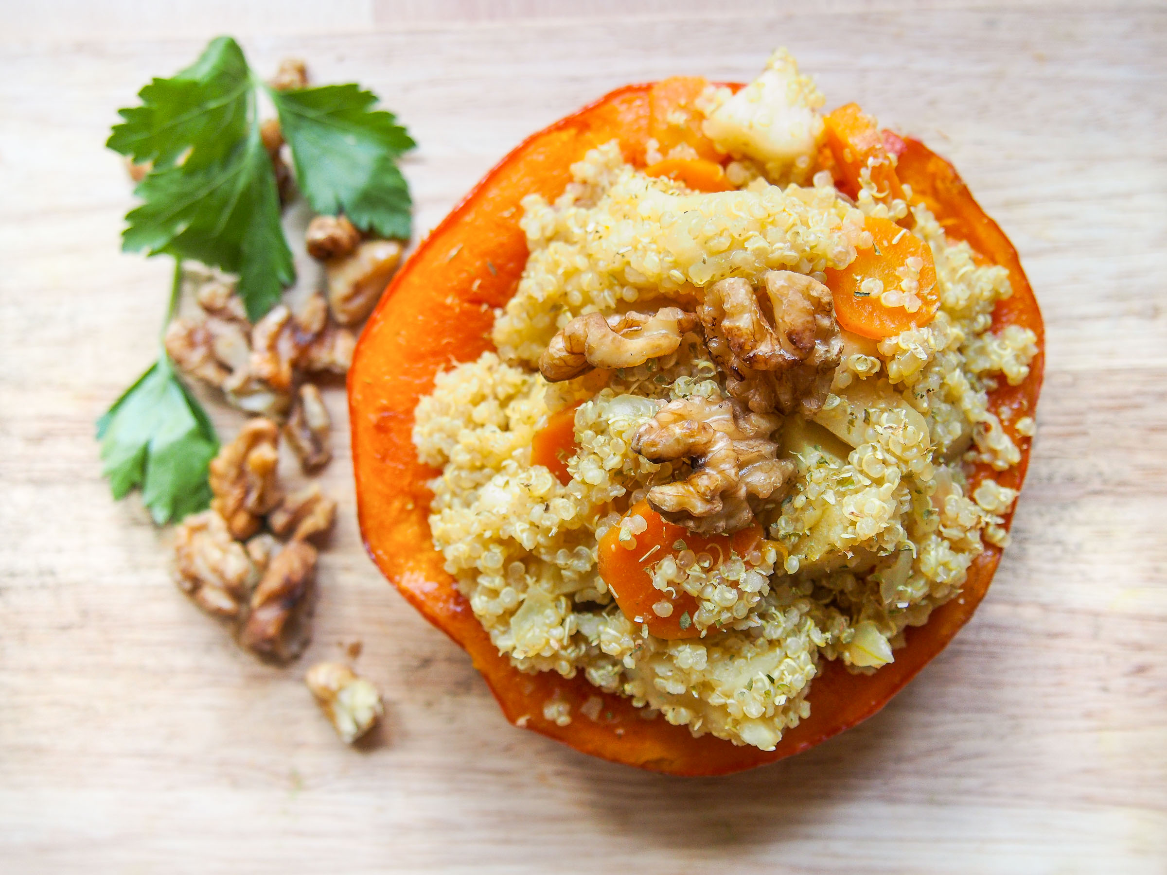 Potimarron farci au quinoa et aux légumes (carotte-panais), aux noix et aux herbes de Provence
