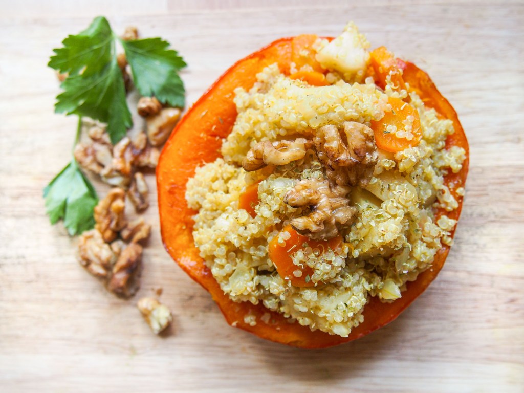 Potimarron farci au quinoa et aux légumes (carotte-panais), aux noix et aux herbes de Provence