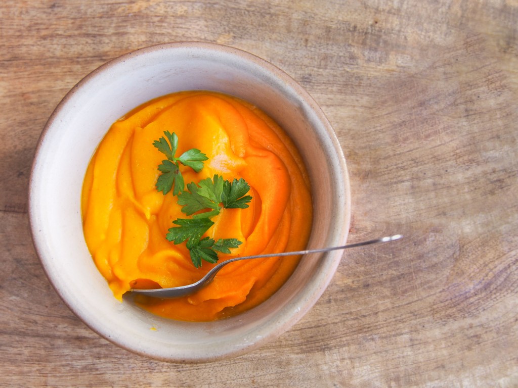 Soupé épaisse de courge butternut et de lentilles corail germées aux graines de coriandre