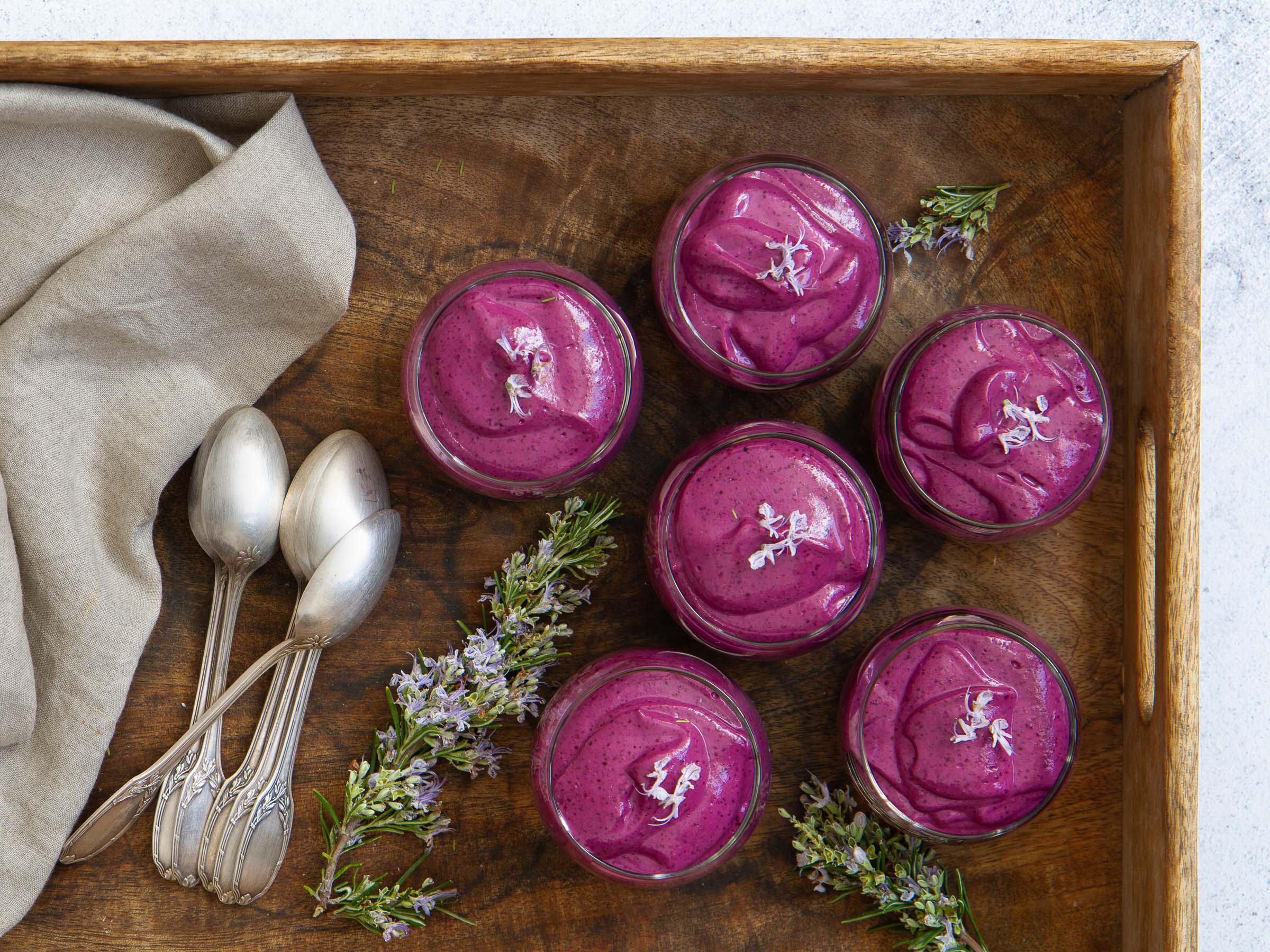 Crèmes aux myrtilles, purée d'amande et yaourt de soja (vegan)