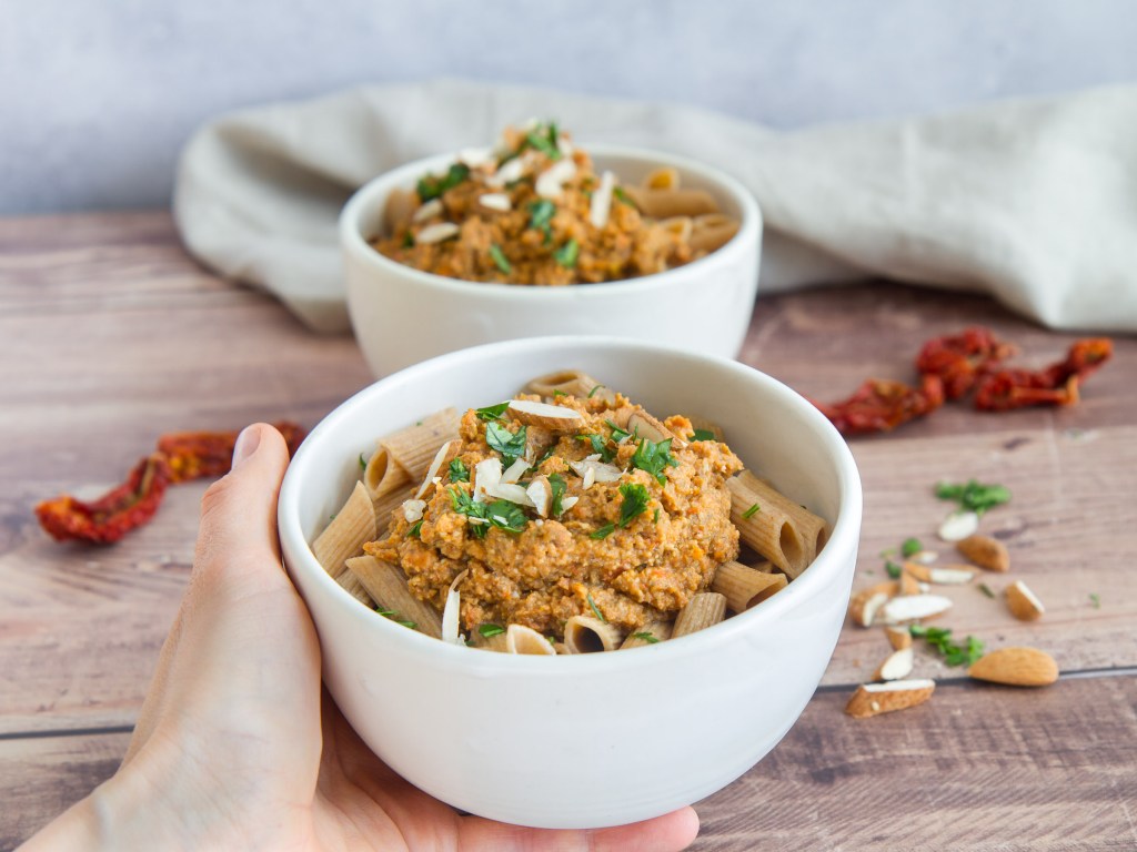 Pâtes de petit épeautre, sauce aux tomate séchées, lentilles vertes germées, amandes et huile d'olive (vegan)