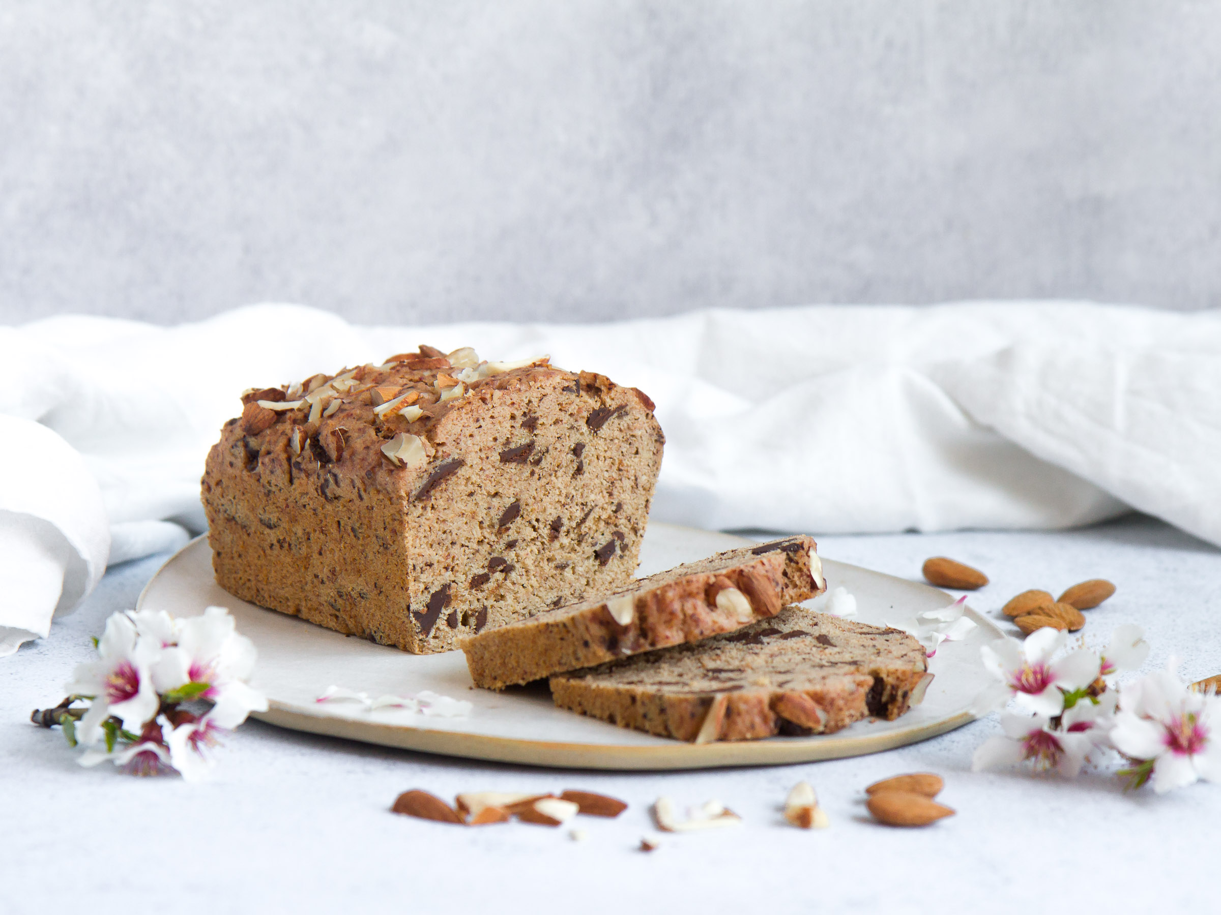 Gâteau aux pépites de chocolat, aux dattes et aux amandes (sans sucre ajouté, vegan, sans gluten)