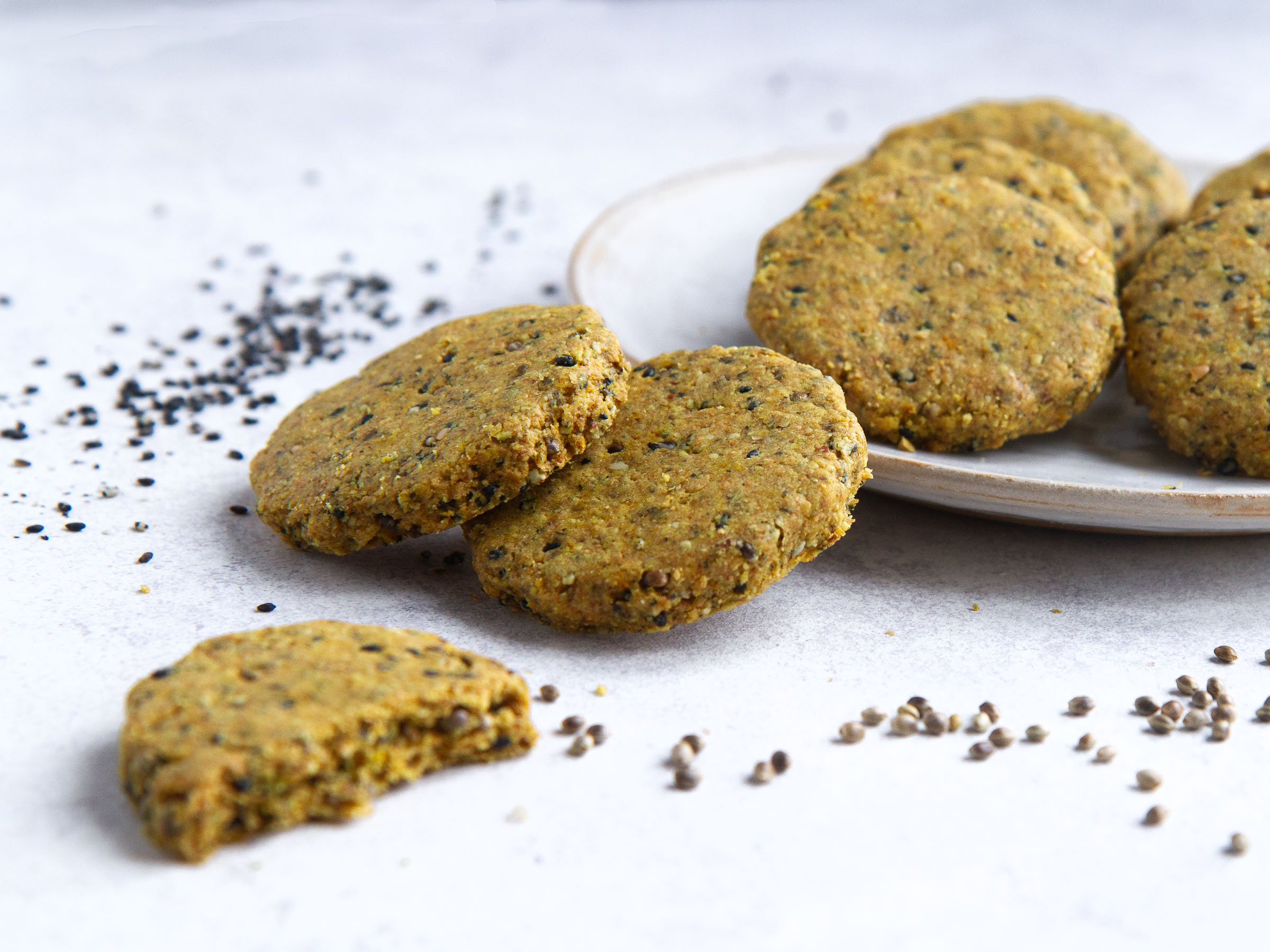 Sablés salés aux graines de sésame noir et de chanvre, au curry et à la farine de petit épeautre (vegan)