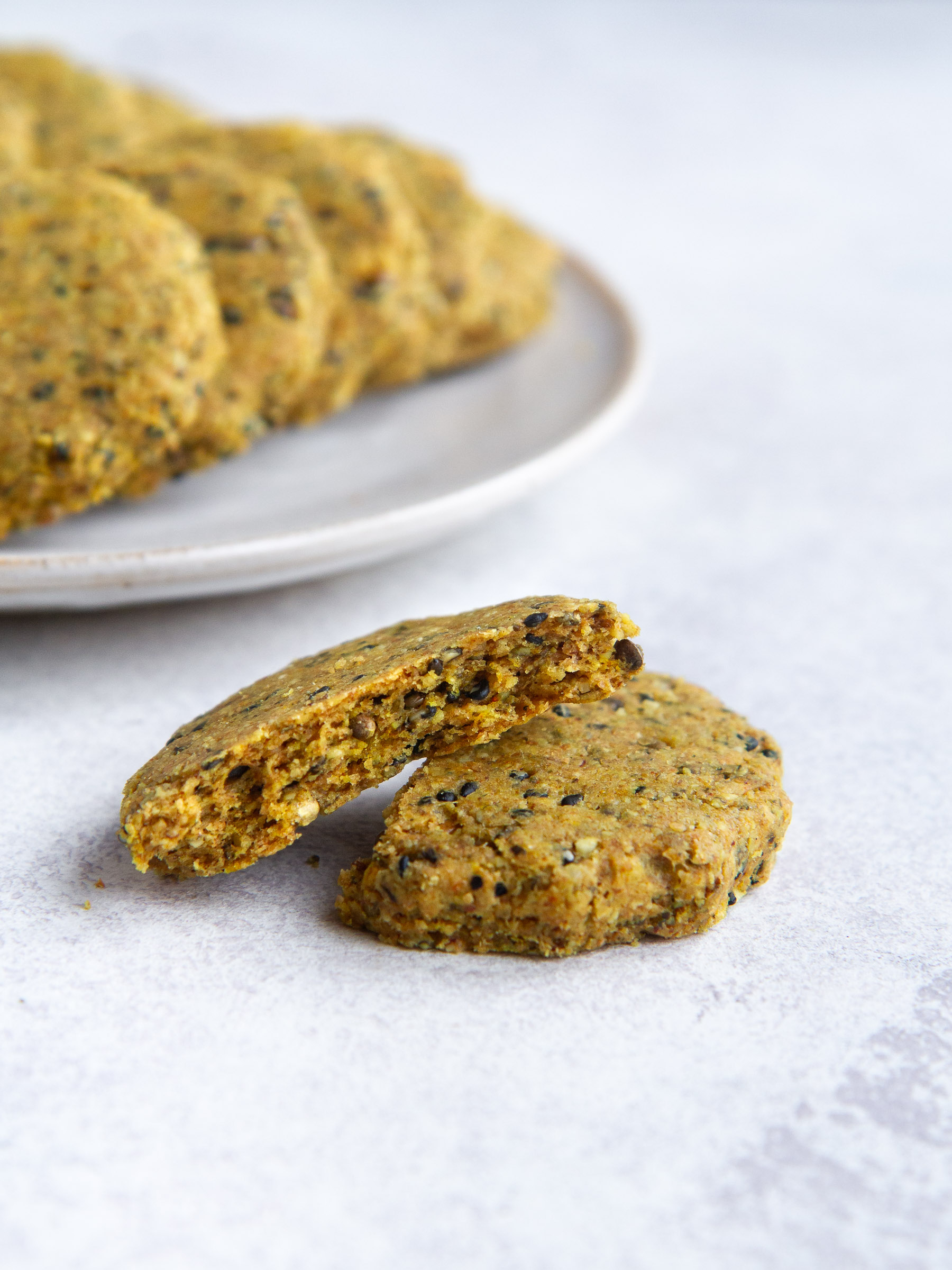 Sablés salés aux graines de sésame noir et de chanvre, au curry et à la farine de petit épeautre (vegan)