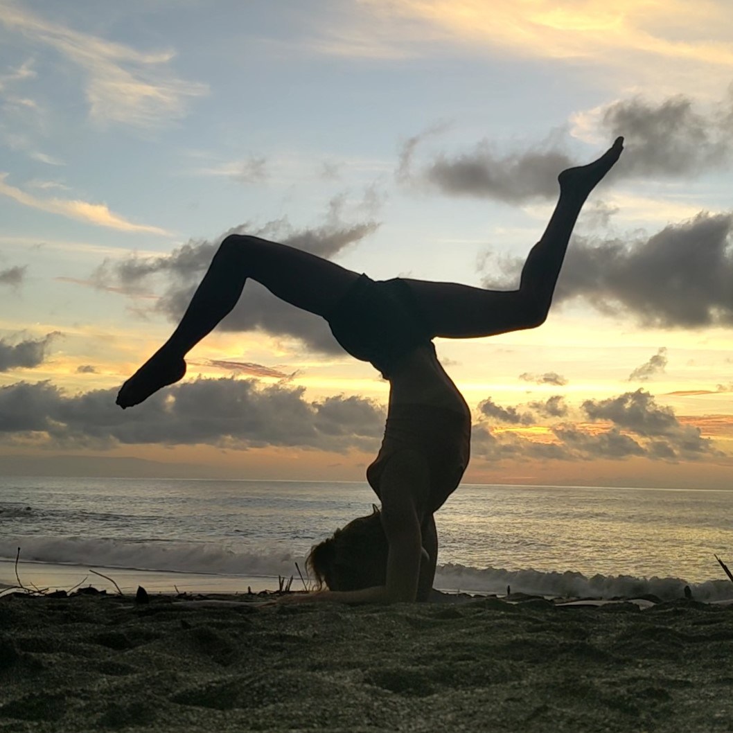 Yoga au lever du soleil (Costa Rica)