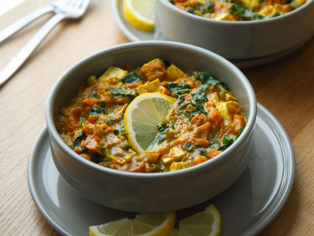 Curry de patate douce et épinards au lait de coco