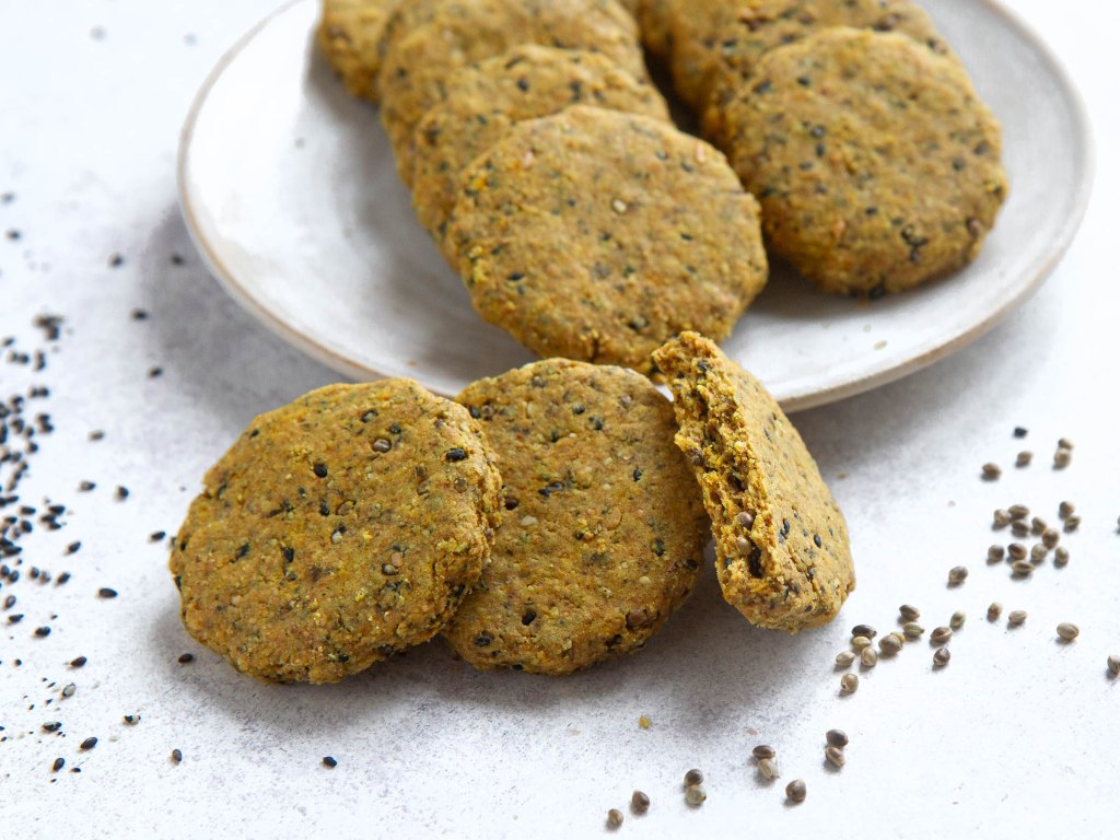 Sablés salés aux graines de sésame noir et de chanvre, au curry et à la farine de petit épeautre (vegan)