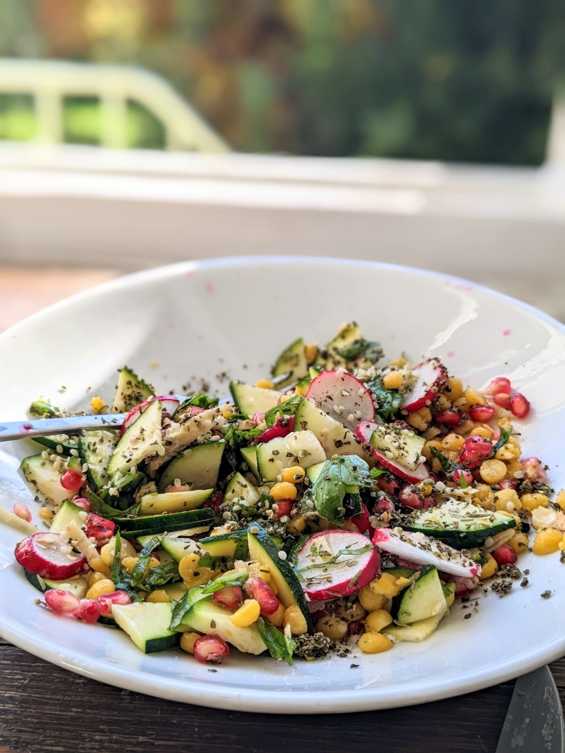 Salade de pois chiches, grenade, courgette, radis et graines de chanvre
