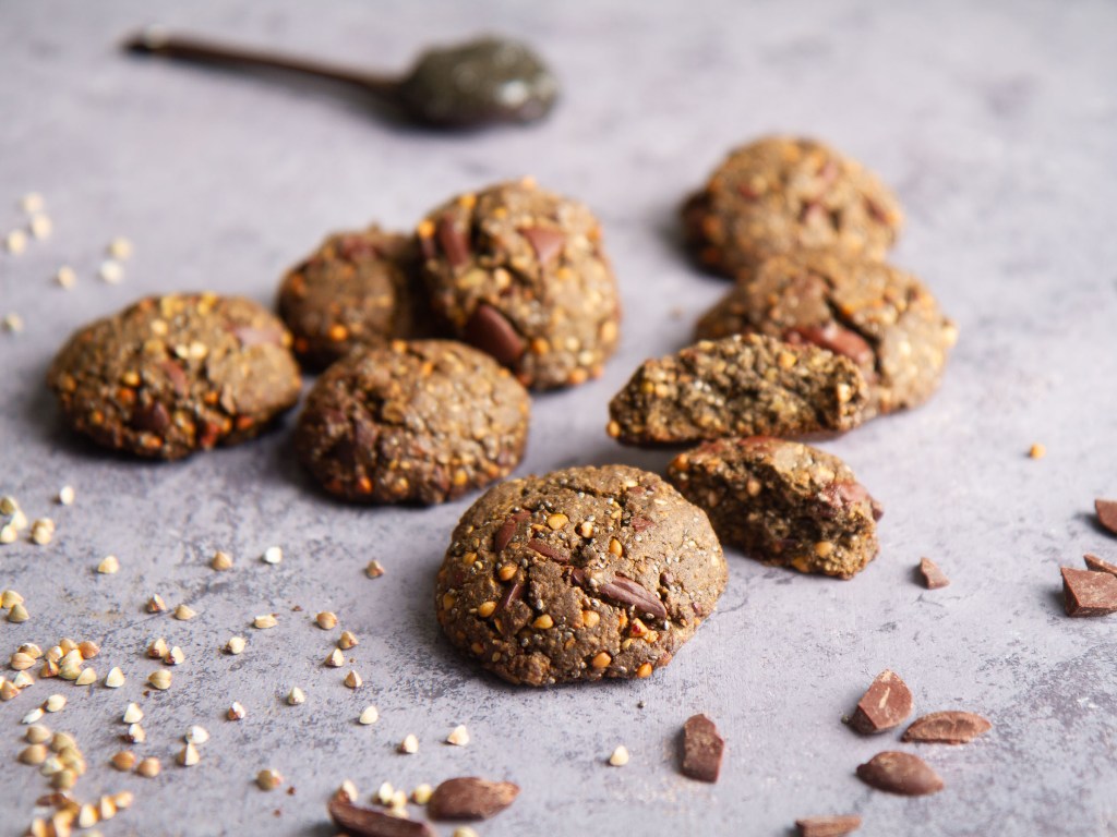 Cookies sésame noir, graines de chia et sésame, sarrasin et pépites chocolat noir (vegans - sans gluten)