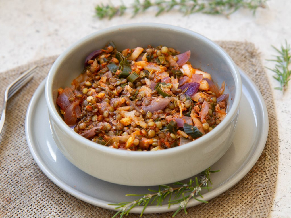 Lentilles vertes au gingembre, romarin, tomate et poireaux (vegan et sans gluten)