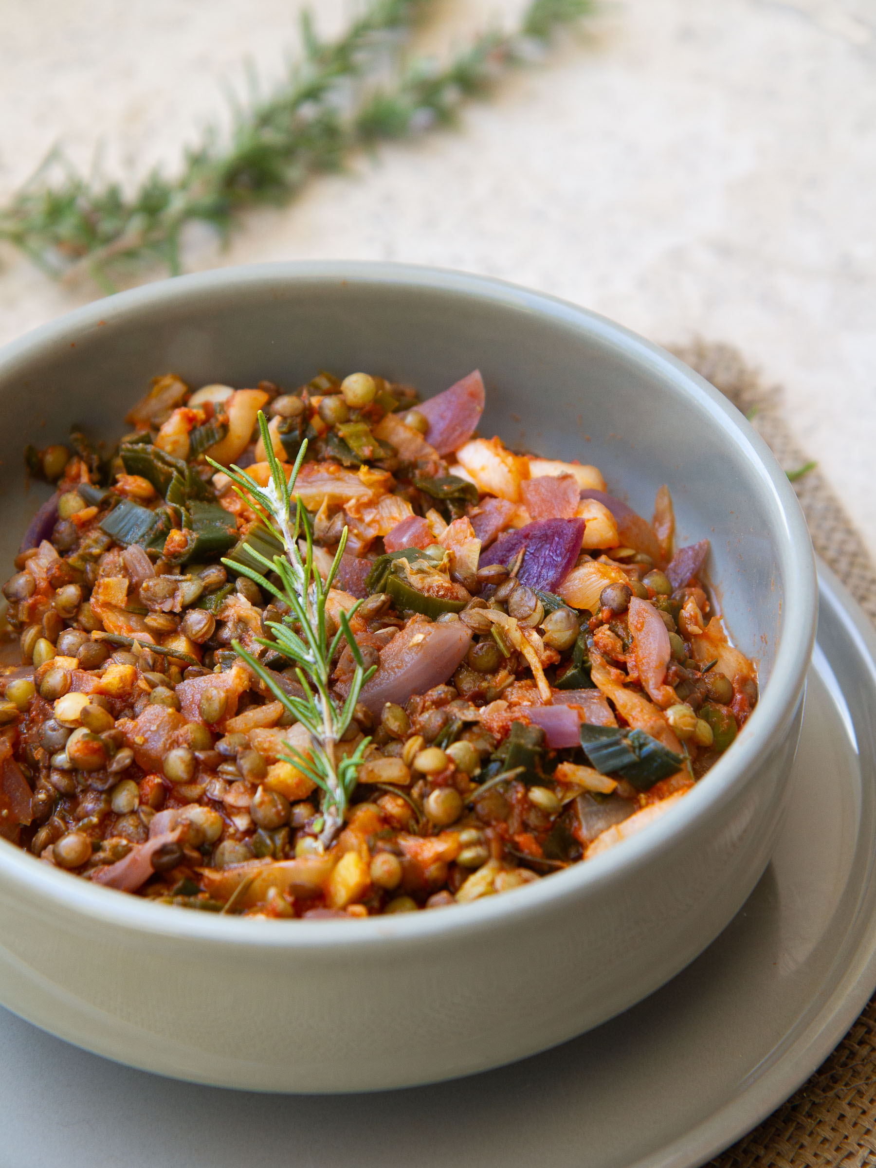 Lentilles vertes au gingembre, romarin, tomate et poireaux (vegan et sans gluten)