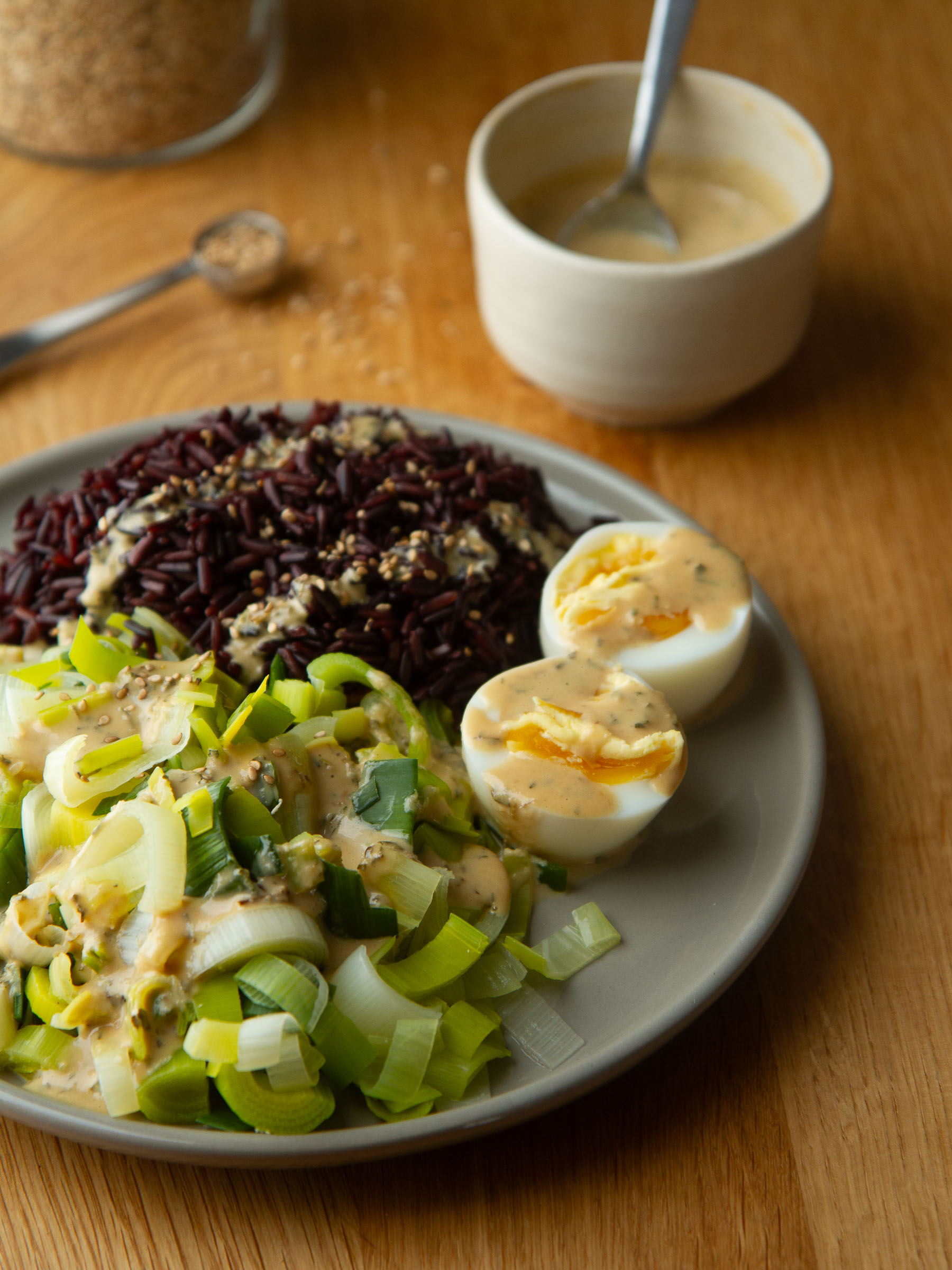 Sauce au sésame (tahin) et tamari, riz noir, poireau et oeuf mollet