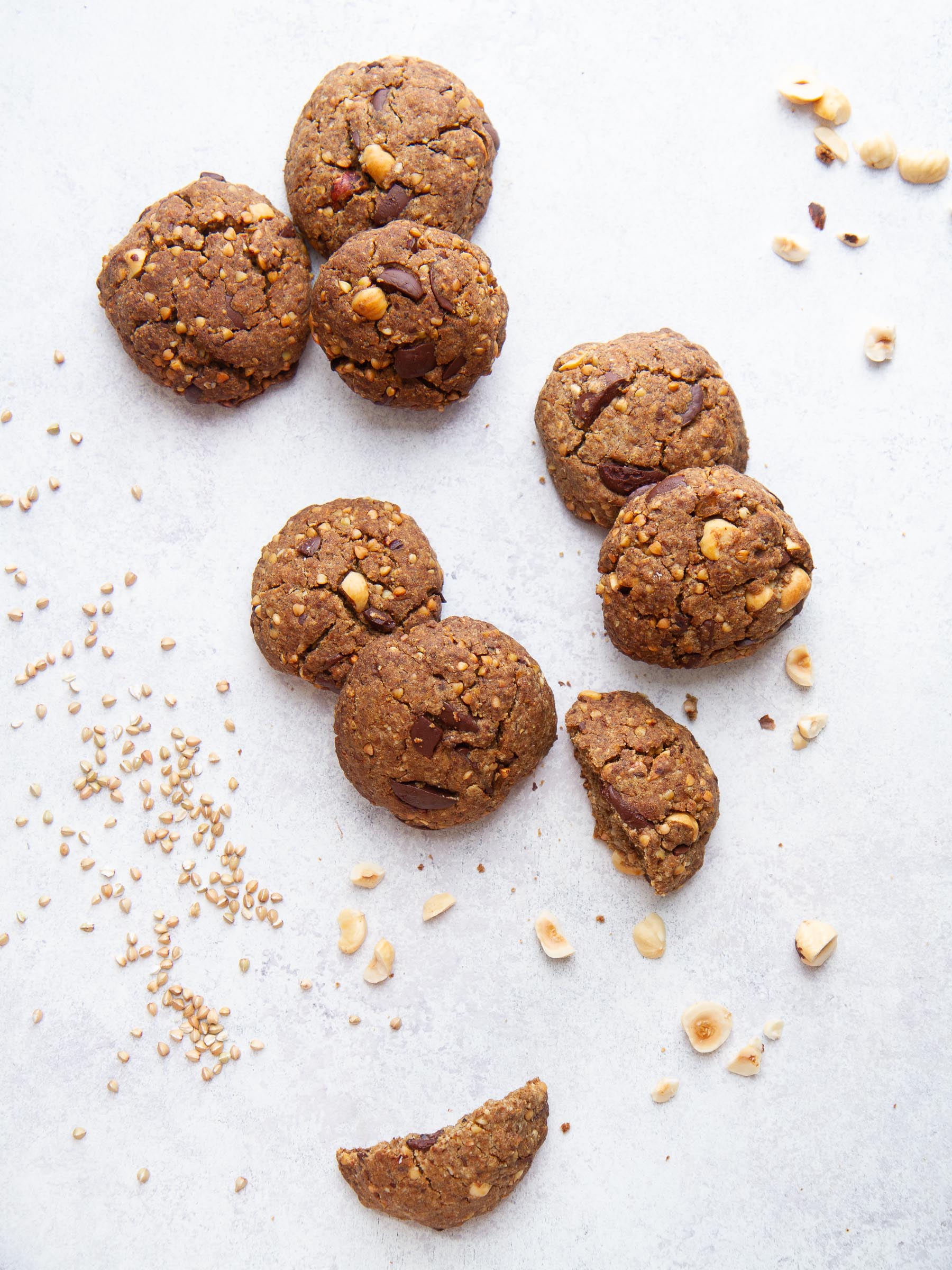 Cookies au sarrasin, noisettes grillées et pépites de chocolat noir (sans gluten et vegan)