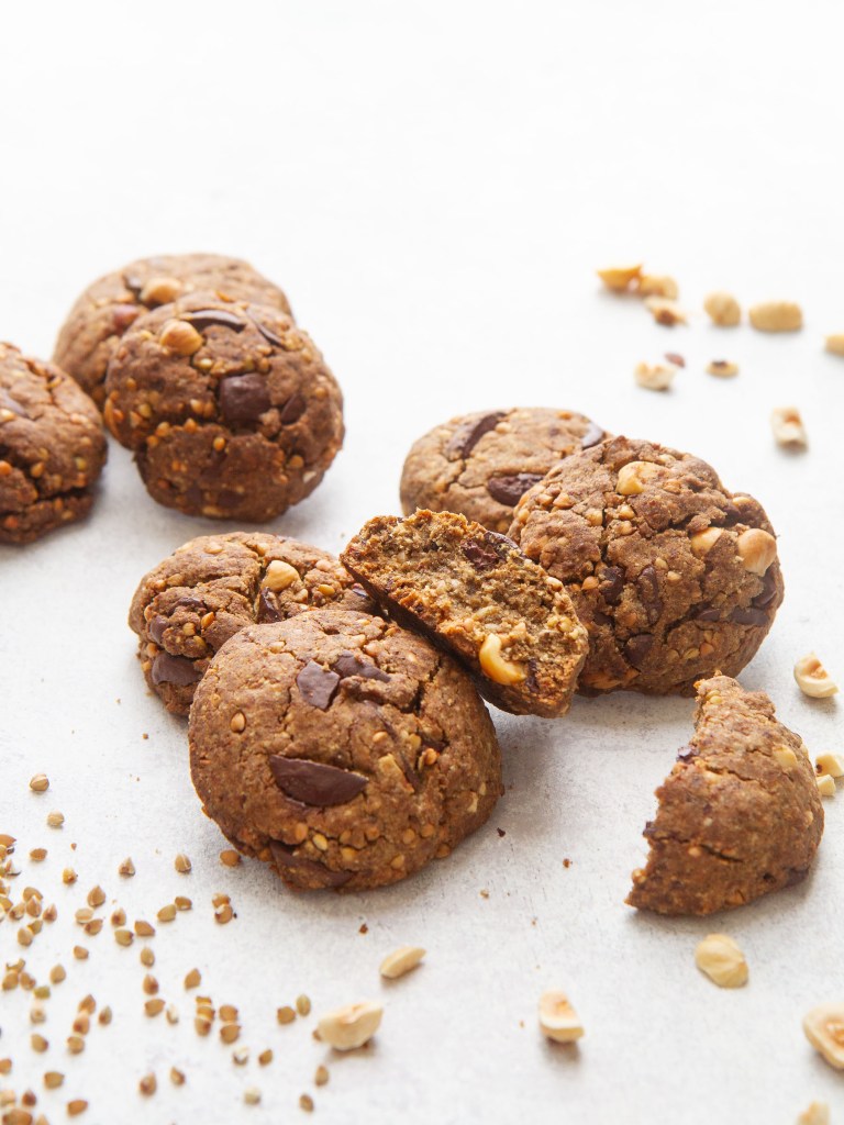 Cookies au sarrasin, noisettes grillées et pépites de chocolat noir (sans gluten et vegan)