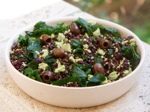 Tofu lactofermenté au pesto, riz noir, olives et chou kale vapeur