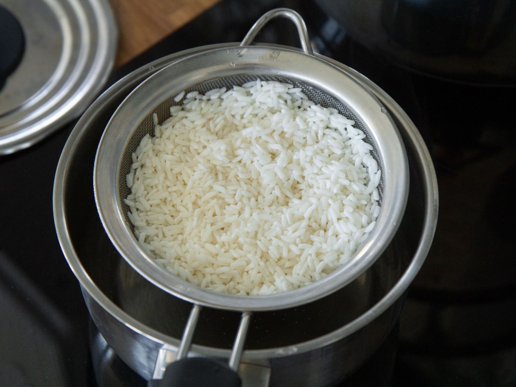 Riz gluant : cuisson vapeur avec une passoire fine