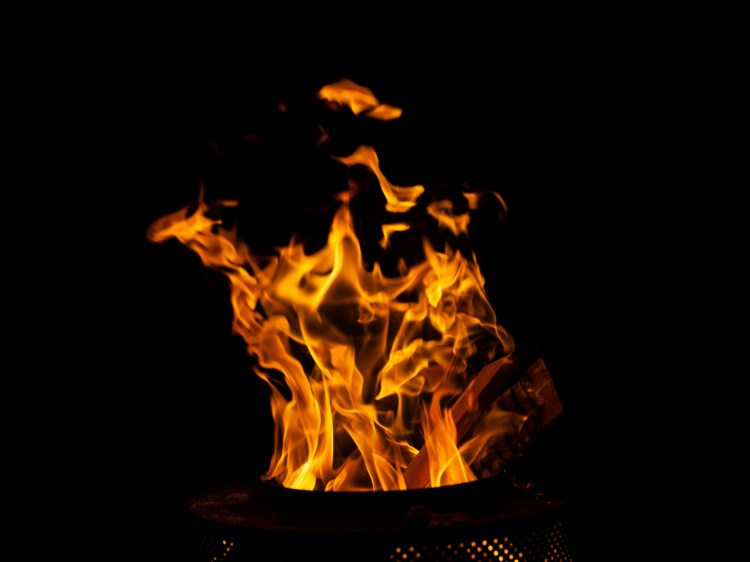 Feu de bois : à l'image de l'inflammation dans le corps, s'il est nourri, il prospère, mais s'il manque de carburant, il s'éteint.