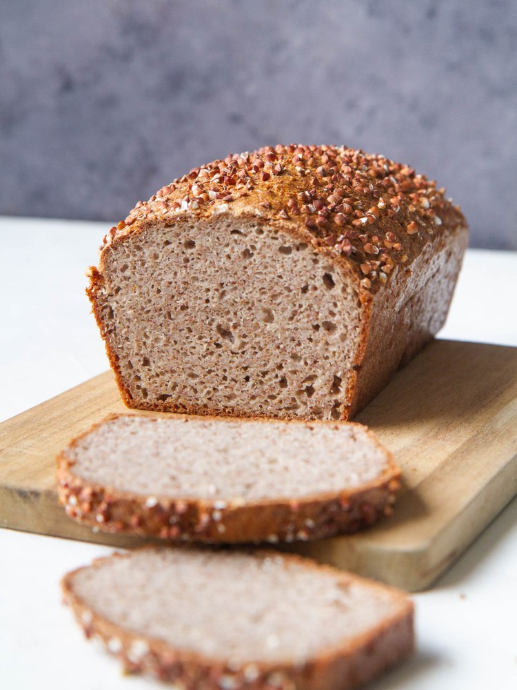 Pain aux grains de sarrasin décortiqués, fermenté à la levure de boulanger (cuit au four)
