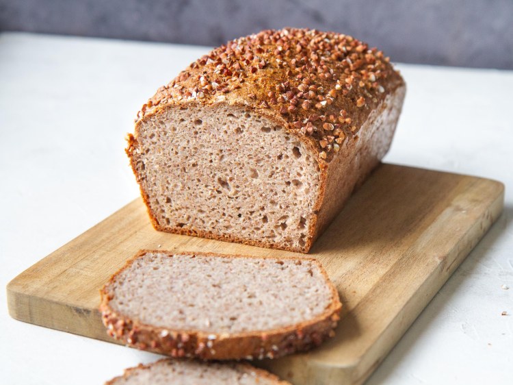 Pain aux grains de sarrasin décortiqués, fermenté à la levure de boulanger (cuit au four)