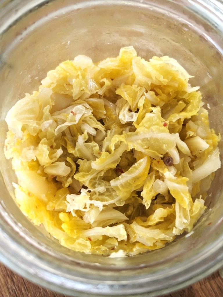 Chou vert frisé lacto-fermenté aux baies roses (Après 15 jours de fermentation)