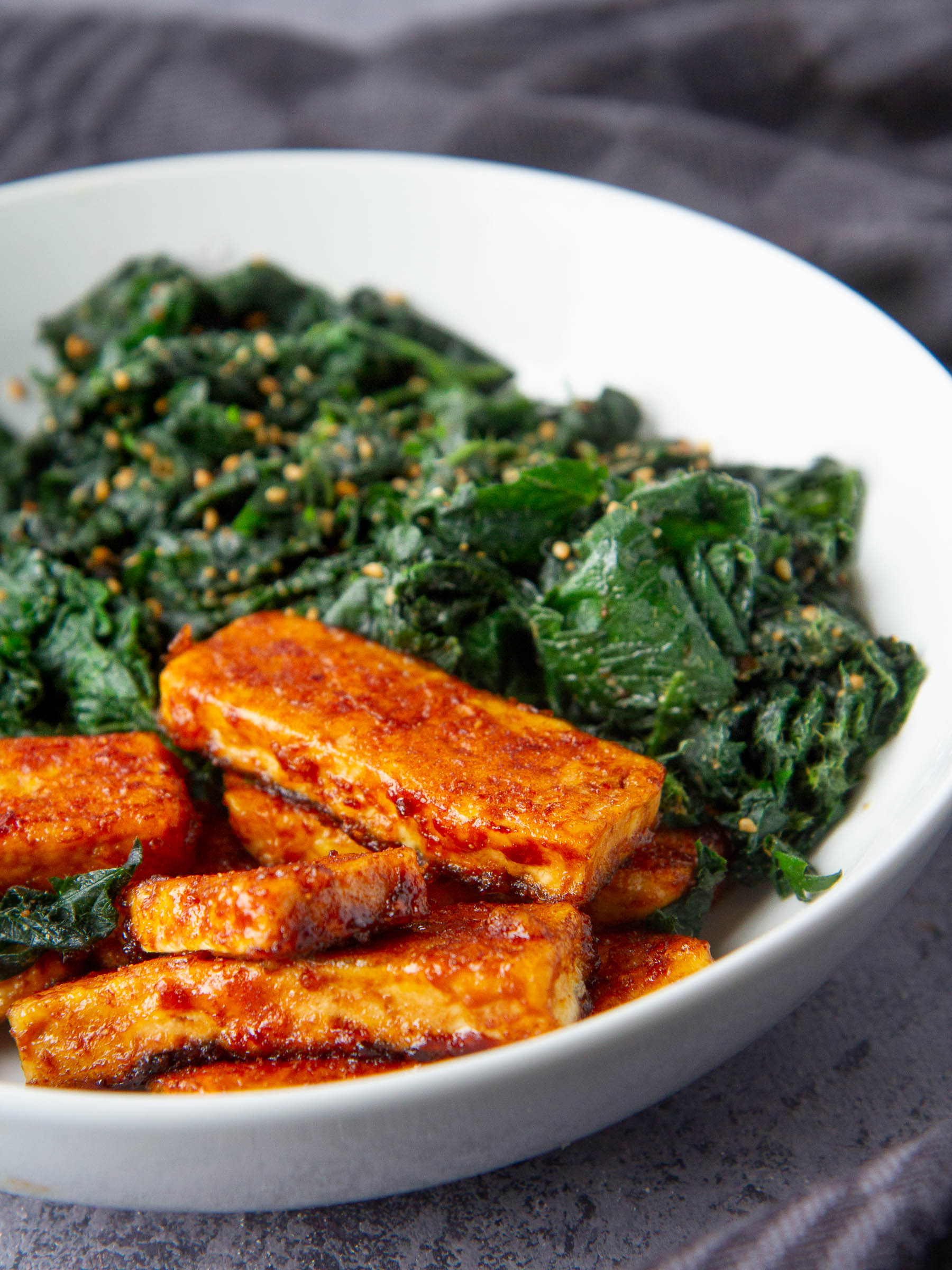 Tofu poêlé au tamari et au gingembre avec une poêlées d'orties au sésame