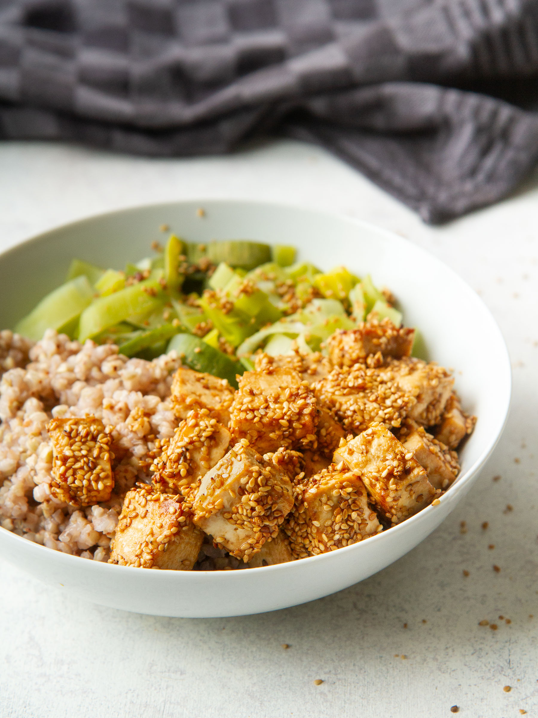 Tofu croustillant au sésame grillé, fondue de poireaux et sarrasin décortiqué (assiette vegan équilibrée)