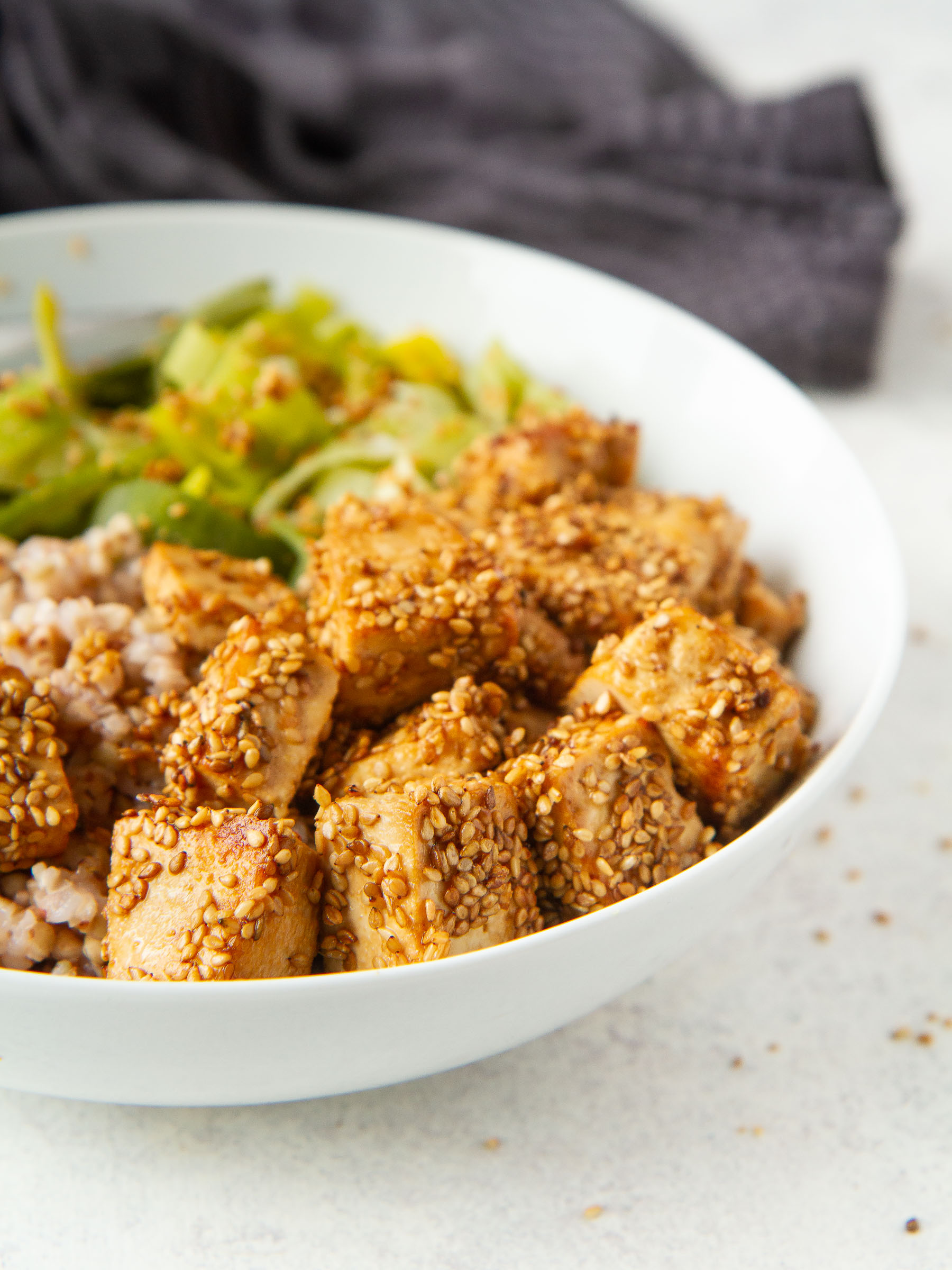 Tofu croustillant au sésame grillé, fondue de poireaux et sarrasin décortiqué (assiette vegan équilibrée)