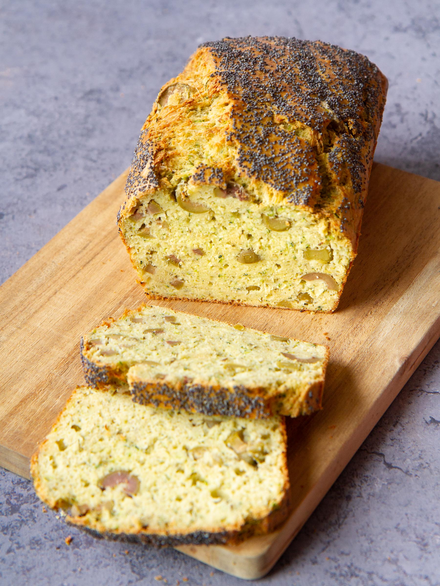 Cake aux olives vertes, courgette et farines de pois et riz (sans gluten)