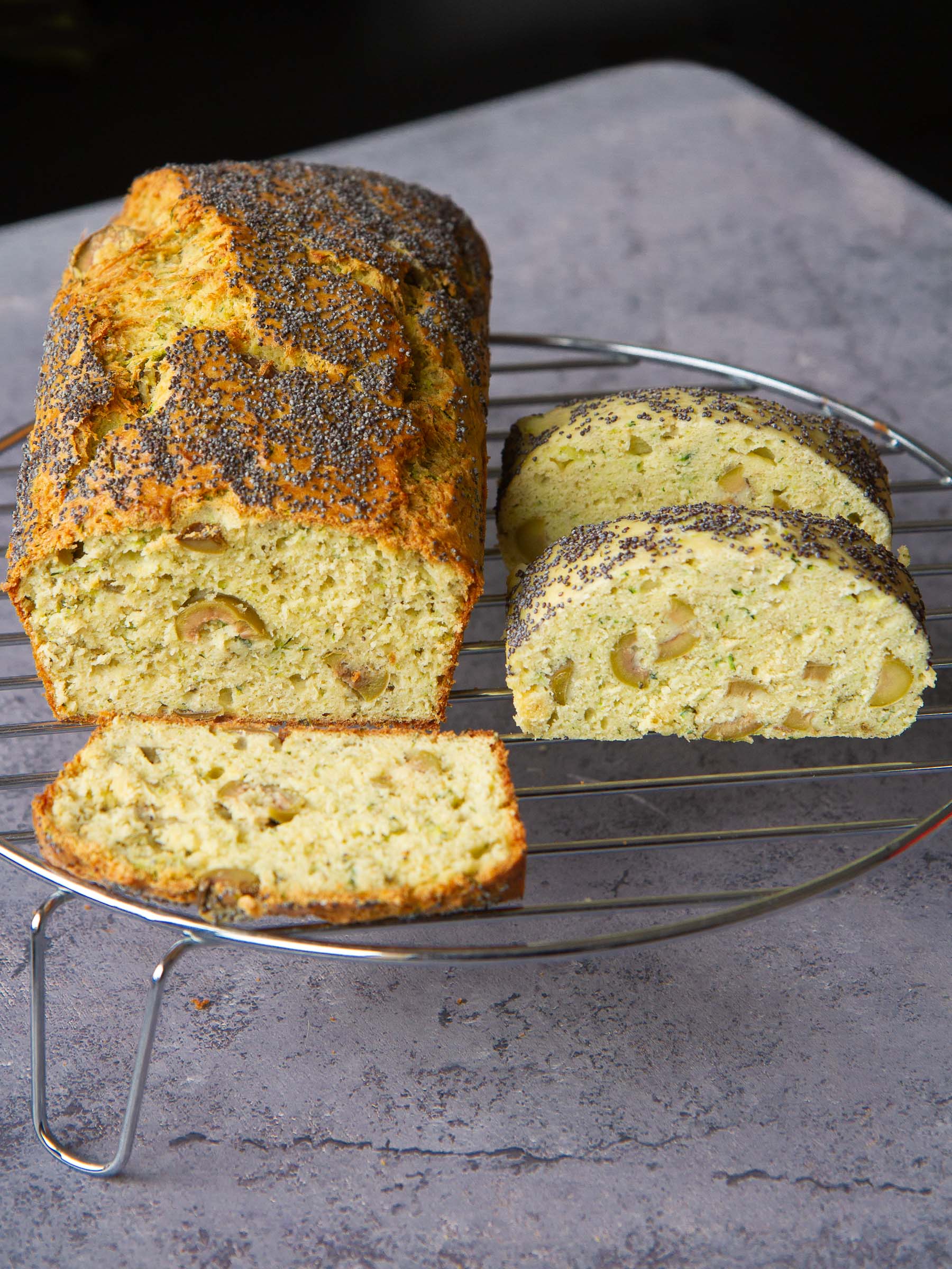 Cake aux olives vertes, courgette et farines de pois et riz (sans gluten)