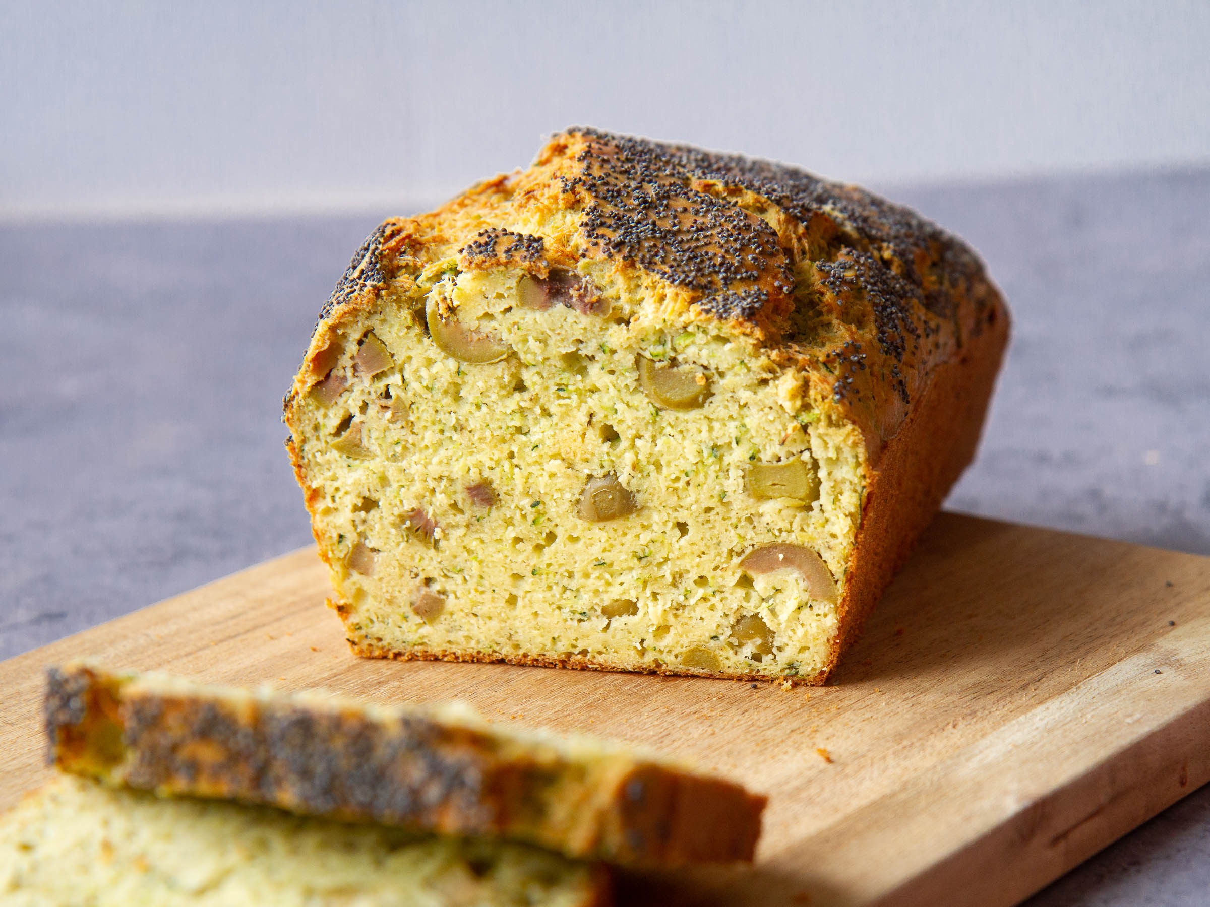 Cake aux olives vertes, courgette et farines de pois et riz (sans gluten)