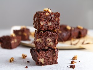 Brownie au chocolat et aux noix, avec de la purée de pomme et poudre d'amande (vegan, sans gluten)