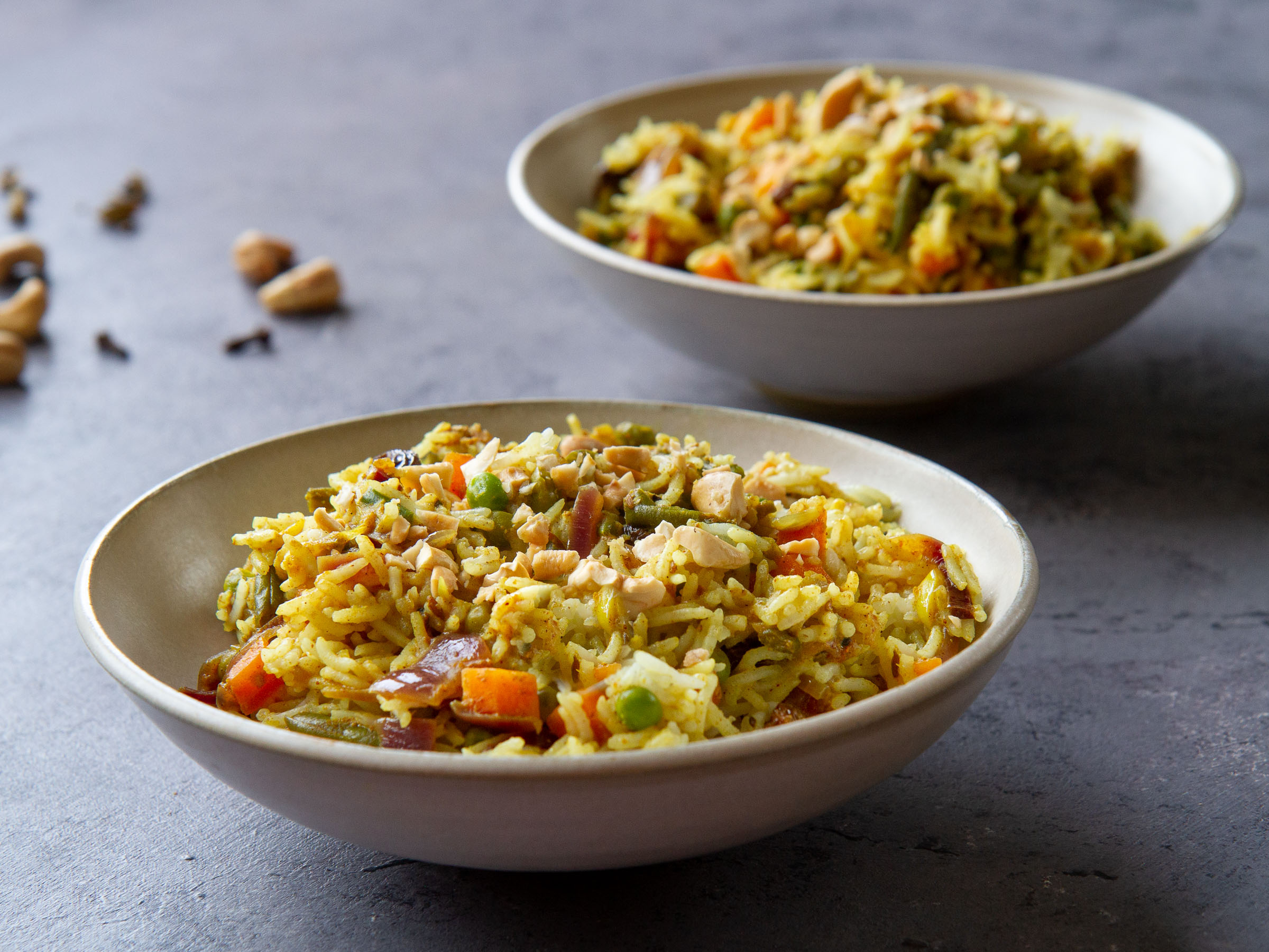 Biryani végétarien : riz basmati aux épices, légumes, raisins secs et noix de cajou grillées
