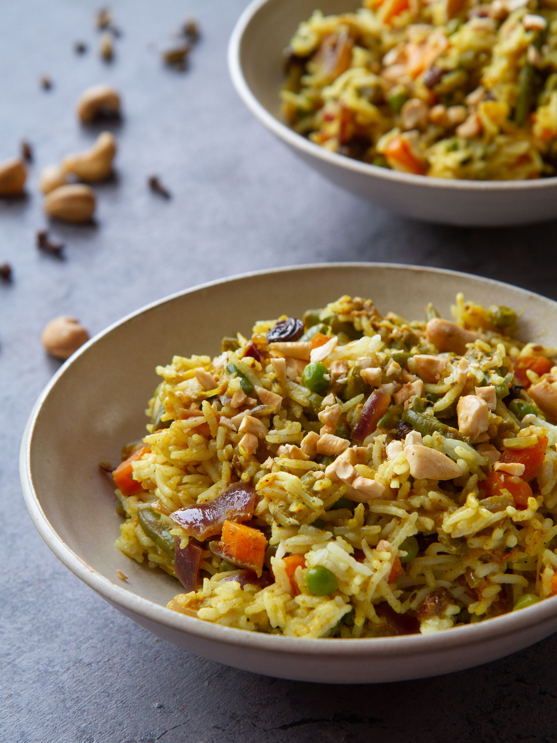 Biryani végétarien : riz basmati aux épices, légumes, raisins secs et noix de cajou grillées