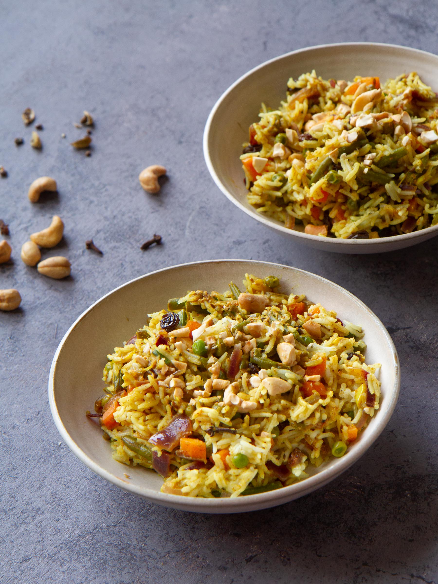 Biryani végétarien : riz basmati aux épices, légumes, raisins secs et noix de cajou grillées