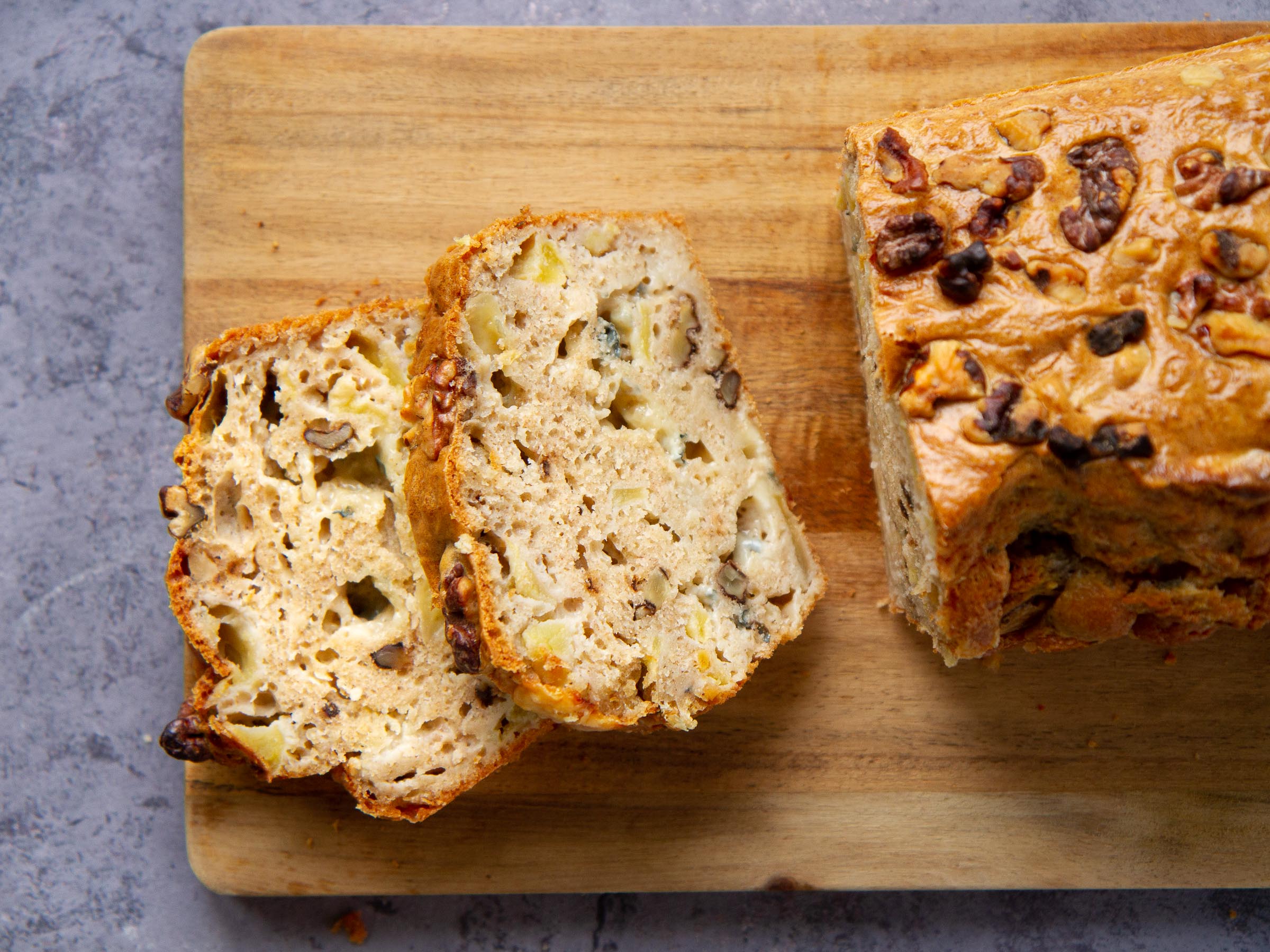 Cake aux noix, bleu d'Auvergne et pomme (possible sans gluten, végétarien)