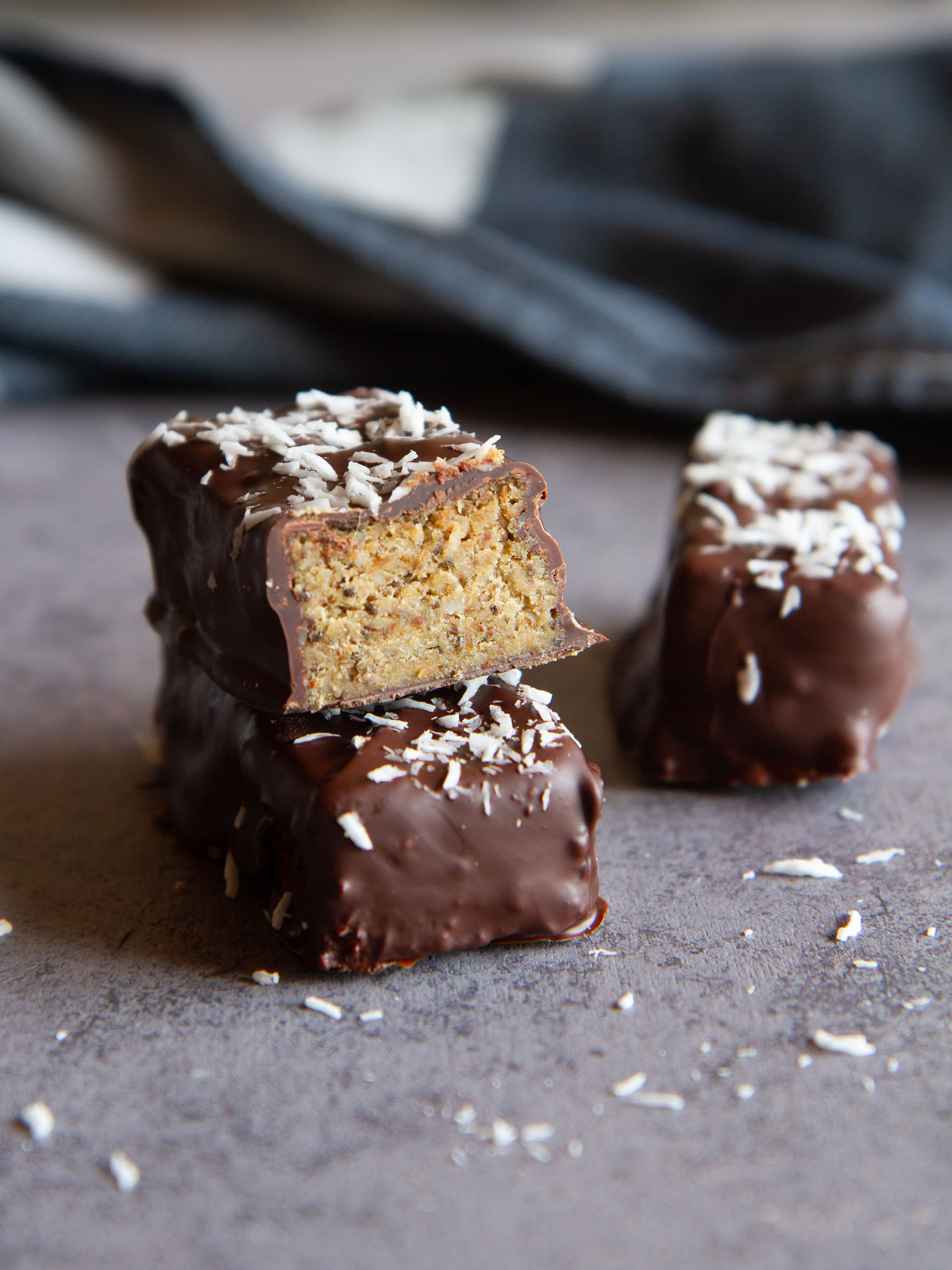 Barres énergétiques maison vegans et sans gluten (cacahuète, amande, protéines végétales, sirop d'érable, chocolat noir)