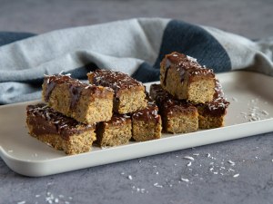 Barres énergétiques maison vegans et sans gluten (cacahuète, amande, protéines végétales, sirop d'érable, chocolat noir)