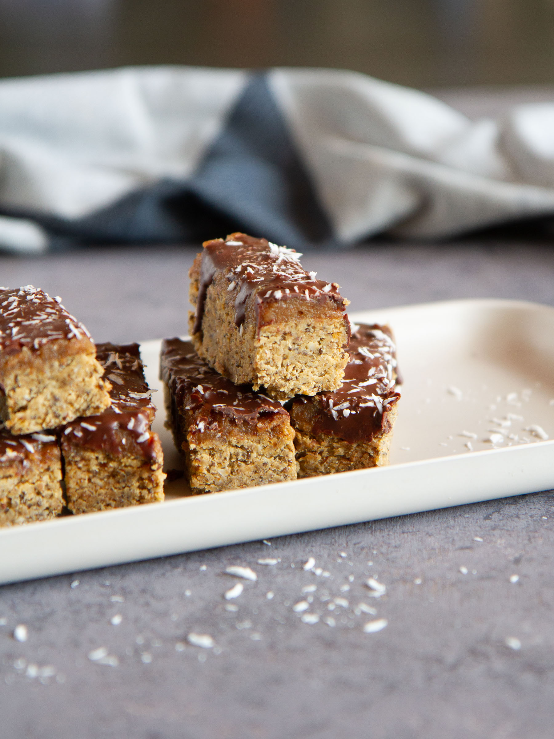Barres énergétiques maison vegans et sans gluten (cacahuète, amande, protéines végétales, sirop d'érable, chocolat noir)